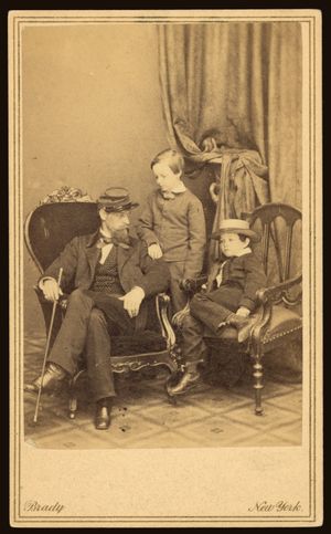 윌리와 태드 링컨, 1861년 매튜 브래디의 스튜디오에서 사촌 로크우드 토드(가운데)와 함께.