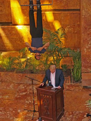 2008년 9월 트럼프 타워 아트리움에서 다음 행사를 발표하는 블레인과 도널드 트럼프