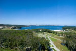 극동 연방 대학교 캠퍼스에서 바라본 루스키 대교가 보이는 동보스포루스 해협의 모습.