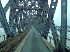 2012년 다리 내부 모습. 철도와 도로가 있지만 보도는 없다.