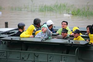 중화민국 해병대의 상륙돌격장갑차를 타고 태풍 파나피 구조 활동을 펼치는 천쥐.