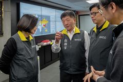 국가위생지휘센터(NHCC)에서 차이잉원(왼쪽), 천스중(가운데), 천치마이(오른쪽) (2020년 2월 7일)