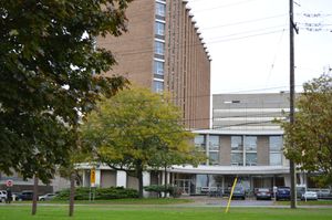 월드론 타워는 대학교에서 관리하는 18개의 학생 기숙사 중 하나이다.