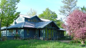 퀸스 대학교 생물학 스테이션은 캐나다 최대의 내륙 야외 연구소이며, 킹스턴 북서쪽에 위치한 오피니콘 호수에 위치해 있다.