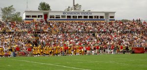 퀸스 대학교의 미식축구팀 홈구장인 리차드슨 기념 경기장