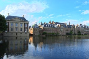 헤이그의 빈넨호프에 있는 총무부. 총리실인 "Het Torentje"는 중앙 왼쪽에 있는 팔각형 타워이다.