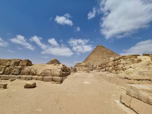 마스타바와 배경에 쿠푸왕과 카프레왕의 피라미드가 있는 기자 네크로폴리스