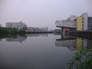 쓰촨 대학의 장안 캠퍼스. 사진에는 명원호, 제1강의동, 주변의 쓰촨 대학 장안 도서관이 보인다.