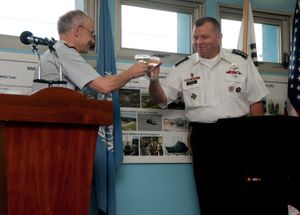 스위스 중립국 감독위원회 대표, 장자크 조스 소장과 주한 미군 사령관 제임스 D. 서먼 대장이 정전 58주년 기념 행사에서