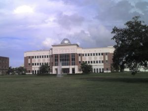 올린 물리 과학 건물. 항공 우주, 물리학 및 우주 과학과를 위한 건물로, 오르테가 천문대 및 망원경이 포함되어 있다.