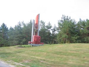 2010년 키이우의 공산주의 별이 있는 영웅 도시 고속도로 표지판.