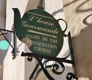 파리의 찻주전자 모양의 살롱 드 테(salon de thé) 간판
