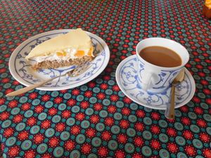 전통적인 패턴의 다기 세트에 담긴 동프리지아 차.