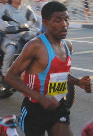 2010년 두바이 마라톤에서 우승한 하일레 게브르셀라시에