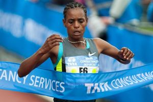 결승선 리본에 도달하는 메세레트 하일루의 사진