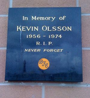 블룸필드 로드 경기에서 경기 중 칼에 찔려 사망한 블랙풀 서포터 케빈 올슨을 기념하는 명판