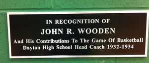 데이턴(켄터키) 고등학교 체육관에 있는 기념패