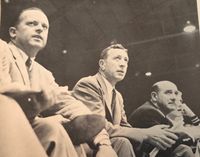 우든은 보조 코치 빌 퍼트넘과 트레이너 더키 드레이크와 함께 (1958년경)