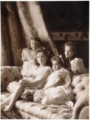 왼쪽부터: 아나스타샤, 올가, 마리아, 타티아나(1906년)