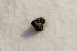 체바르쿨 호수의 얼음 위에서 발견된 첼랴빈스크 운석의 파편