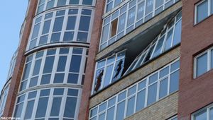 많은 건물에서 창문 유리가 파손되는 등의 피해가 발생했다. 이 창문은 외부에서 온 충격파로 인해 유리가 파손되고 창틀이 건물 안쪽으로 변형된 것을 알 수 있다.