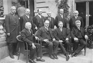 뮐러 내각, 1928년 6월. 왼쪽부터: 헤르만 디트리히, 루돌프 힐퍼딩, 율리우스 쿠르티우스, 카를 제베링, 테오도어 폰 게라드, 게오르크 셰첼. 앉아있는 사람: 에리히 코흐베저, 헤르만 뮐러, 빌헬름 그뢰너, 루돌프 비셀