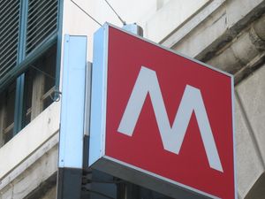 데 페라리 역 부근에 있는 지하철 표지판