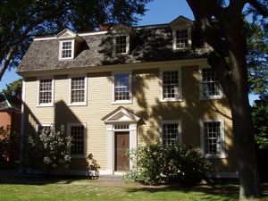 세일럼의 크라윈실드-벤틀리 하우스. 러브크래프트의 문간에 있는 것에 등장하는 크라윈실드 하우스의 모델이다.