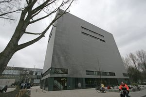 건물 앞 도로에서 본 Benthem Crouwel 빌딩 외부 모습으로, 뒤에는 본관이 있다.