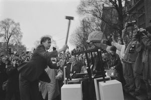 1987년 시위에 참여해 퍼포먼스를 벌이는 학생