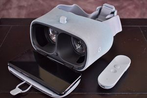 삼성 갤럭시 S8을 보여주기 위해 열린 2세대 데이드림 뷰 헤드셋