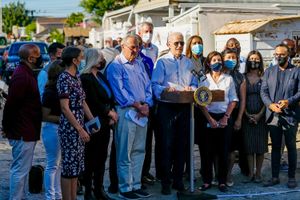 오카시오코르테스가 2021년 9월 7일 조 바이든 대통령이 허리케인 아이다에 대한 행정부의 대응에 대해 이야기하는 것을 지켜보고 있다.