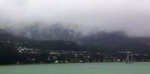 본토 주노에서 바라본 더글러스 섬. 주노-더글러스 교가 섬과 본토를 연결한다.