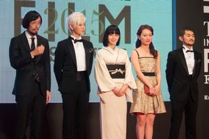 제28회 도쿄 국제 영화제 개막식에서 영화 출연진과 제작진