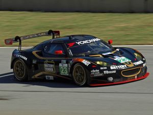 타운젠드 벨이 2012년 프티 르망에서 에보라 GTE를 운전하는 모습