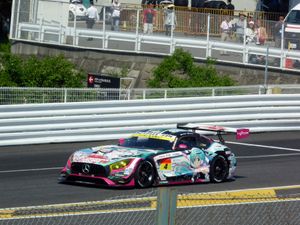 스즈카 서킷에서 하츠네 미쿠 리버리를 입은 GoodSmile Racing의 AMG GT3