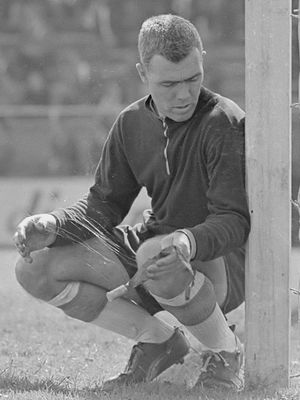 1963년: 벵트 니홀름이 IFK 노르셰핑의 골키퍼로, 손에 파리끈끈이의 접착제를 발라 효과를 높이려 한다.