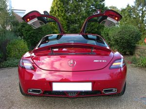 SLS AMG의 접이식 리어 윙은 제동 시 에어 브레이크 역할을 한다.