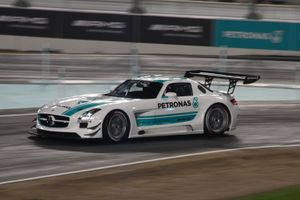 2015년 스타 앤 카 레이스에 참가한 메르세데스-벤츠 SLS AMG GT3