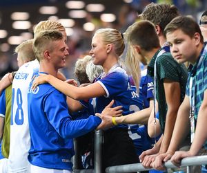 알베르트가 2018년 FIFA 월드컵에서 아이슬란드가 탈락한 후 파트너와 대화하고 있다.