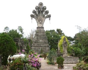 석가모니를 보호하는 무찰린다의 조각상(나가 프록 태도). 태국 북동부 농카이의 조각상.