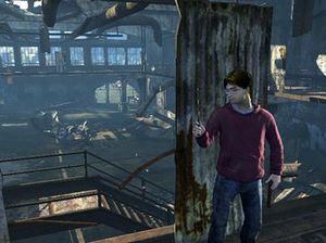 이 게임은 그랜드 테프트 오토 IV와 기어스 오브 워와 유사한 엄폐 시스템을 광범위하게 사용한다.