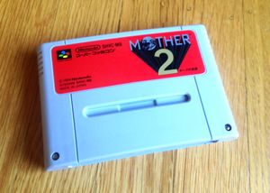 Mother 시리즈의 두 번째 게임의 슈퍼 패미컴 카트리지.