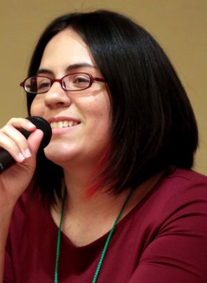 에리카 멘데스가 Viz Media 영어 더빙판 성우를 맡았다.