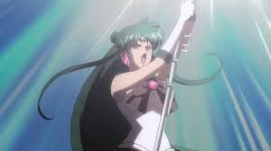 세일러 플루토가 가넷 로드를 사용하여 미소녀 전사 세일러 문 크리스탈에서 시간을 멈추는 모습.