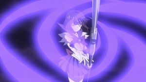 세일러 새턴(Sailor Saturn)이 강력한 사일런스 글레이브를 사용해 데스 리본 레볼루션(Death Reborn Revolution)을 사용하는 모습, 세일러 문 크리스탈에서