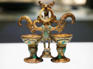 한나라 때 장식용 청동 컵, 두완 묘에서 출토된 '주작' 모양