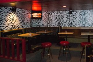 오티스 데이 앤 더 나이츠가 Shama Lama Ding Dong을 덱스터 레이크 클럽에서 불렀다 (2012년 사진)