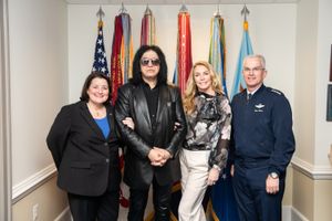 2019년 남편 진 시몬스와 함께 미국 국방부를 방문한 트위드 (오른쪽에서 두 번째)