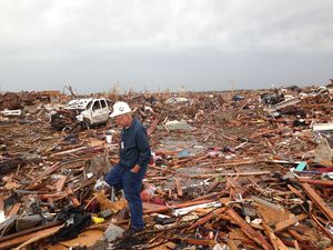 기상학자 팀 마셜이 파괴된 지역을 조사하고 있다.